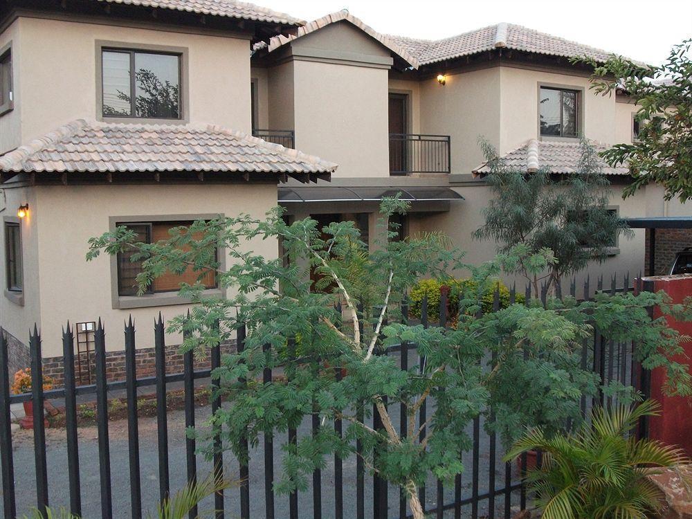 Meerkat Manor 3*